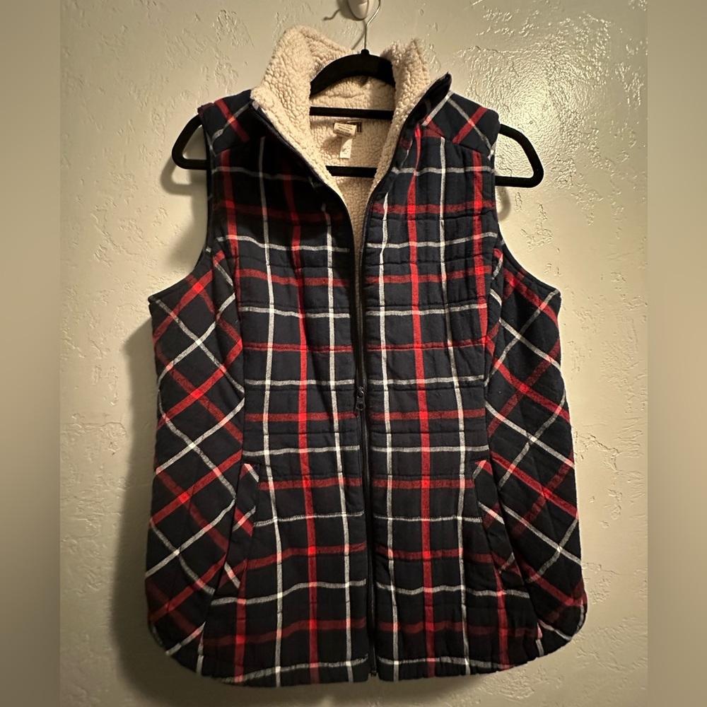 Duluth Trading Company Women’s sherpa lined plaid zip up vest.